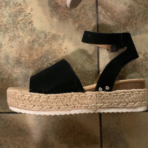 SODA Platform Sandals - Picture 6 of 9